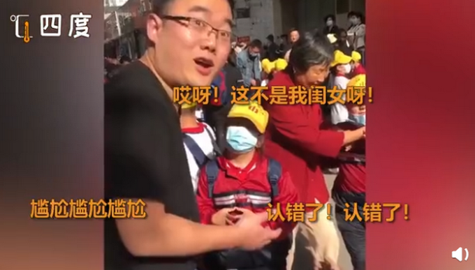 推荐萌娃商场认错妈抱着不松手，还当着亲妈的面亲了这位“妈妈”！结局萌化