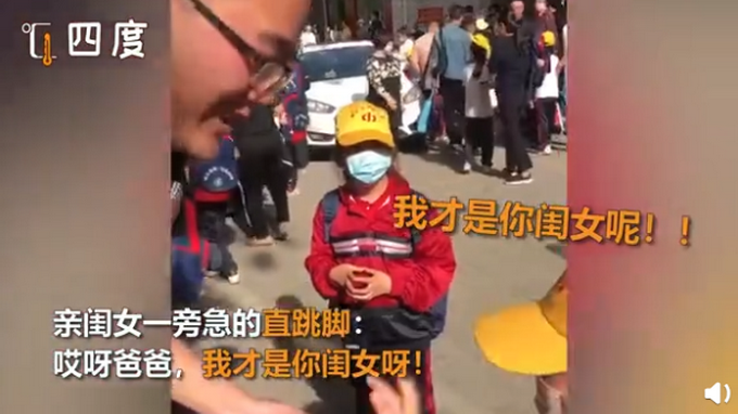 推荐萌娃商场认错妈抱着不松手，还当着亲妈的面亲了这位“妈妈”！结局萌化