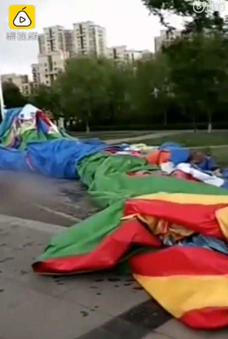 推荐又一起！包头一公园内充气城堡被大风掀翻，2人死亡2人轻伤