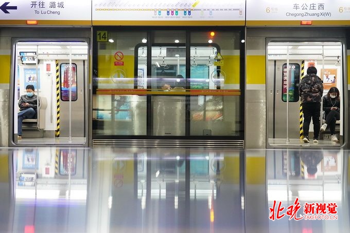 北京北京地铁：车站安检设备、闸机、扶梯把手等每小时消毒一次