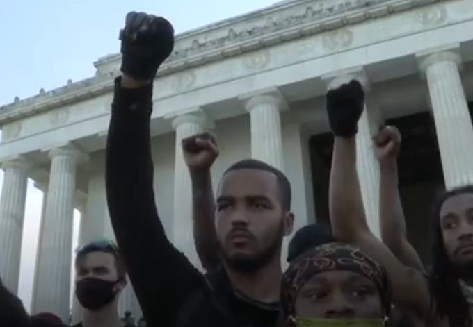 林肯纪念堂数百人聚集林肯纪念堂前和平示威，有人安静祈祷，有人发表演讲