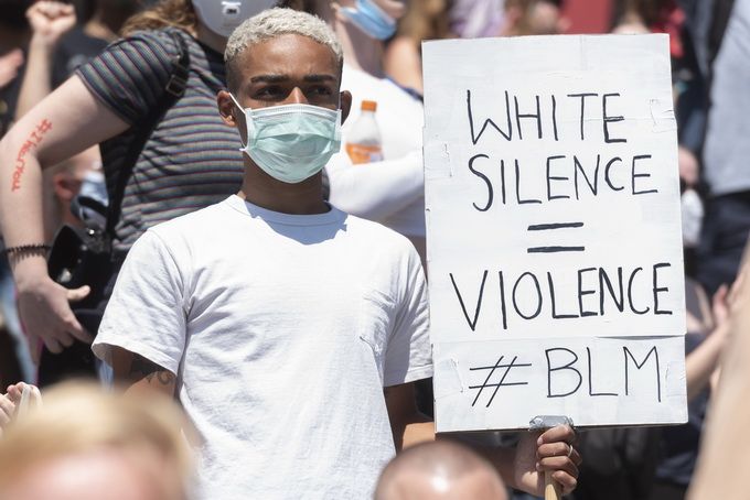 推荐就美国非裔男子遭警察暴力执法致死，明尼阿波利斯市警局被提起民权指控