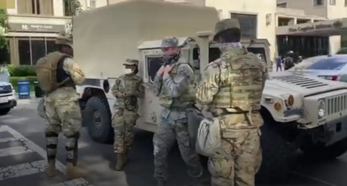 特朗普白宫外抗议人群迟迟不散，周围数个街区被军队警察封锁，特朗普：真安全