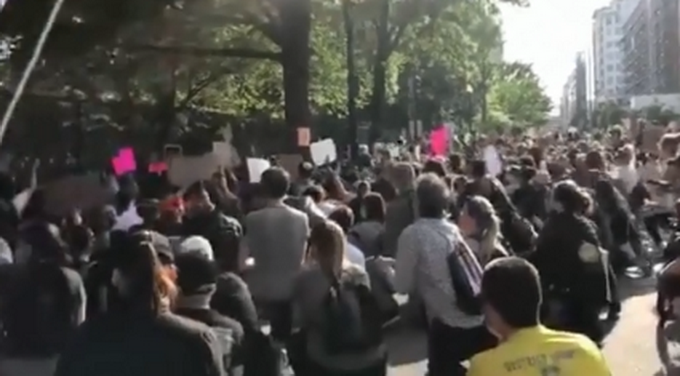 推荐宵禁开始美国白宫外抗议人群未散去，抗议人数已达上千人