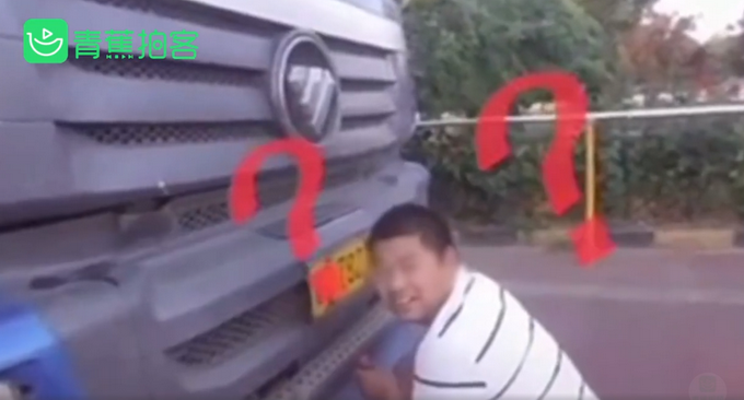 推荐司机高速改车牌被交警注视两分钟未察觉，网友：被抓现行，太尴尬了