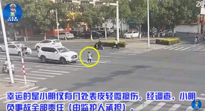 推荐河南一小学生闯红灯被撞被判全责，交警提醒很多小朋友都会犯这个错误