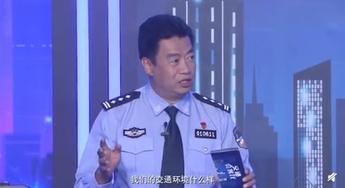 交警河南“豪车”在街头被交警拦下：“车”虽好但不能上路