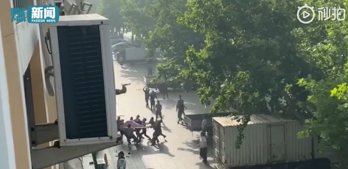 推荐青岛一人拉被子救跳楼女子被砸成重伤。街道：仍在ICU抢救