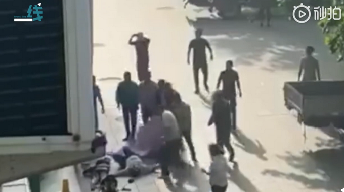 推荐青岛一人拉被子救跳楼女子被砸成重伤。街道：仍在ICU抢救