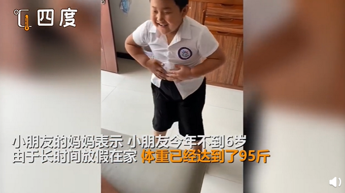 小朋友为穿上校服小脸都在使劲，努力吸肚子！网友：表情非常到位