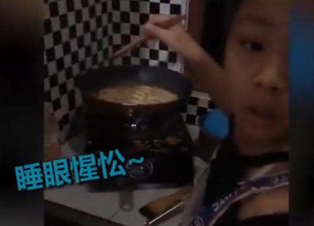 暖心奶凶奶凶的女儿教训喝酒爸爸：你每天就知道喝酒！