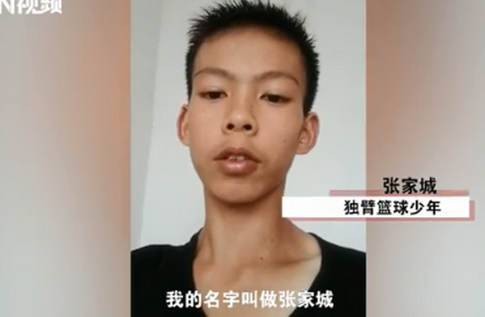 库里广东独臂篮球少年视频回应库里：我超级喜欢你！