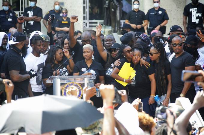 抗议弗洛伊德追悼会举行：全体默立8分46秒，市长落泪