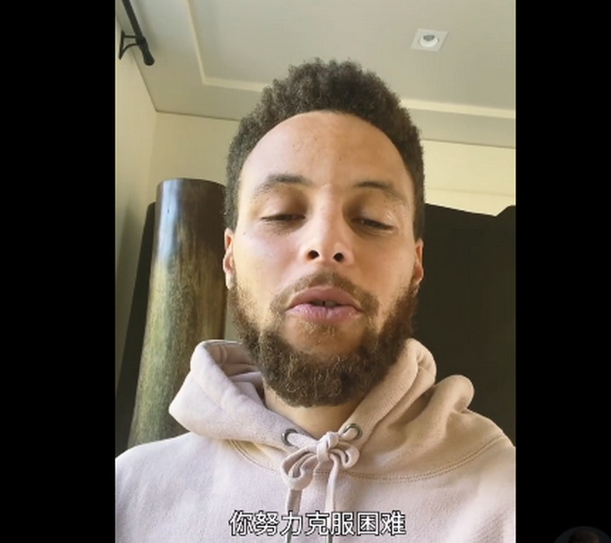 库里库里再次回复广东独臂篮球少年，塔克也发声：给我码数，我送你签名鞋