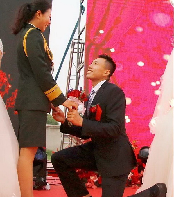 飒且浪漫！“女枪王”着军装，嫁给了CBA后卫……