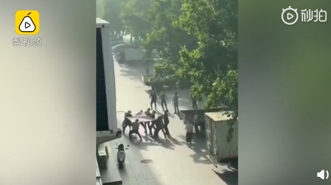 推荐救人被砸伤男子被认定见义勇为：已恢复意识，一天内获捐款45万