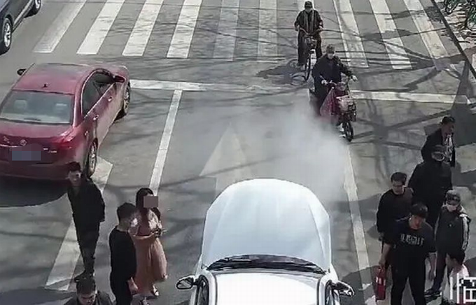 爆炸细思极恐堪比电影！女司机轿车突冒白烟，警方调查后发现真相