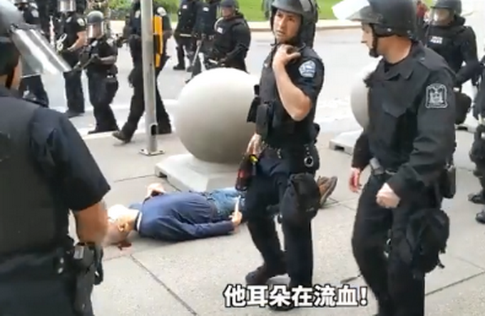 推荐美国75岁男子被警察推倒受重伤，纽约州长科莫发声