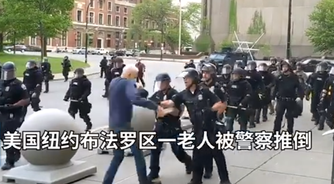 美国警察美国一白人老头被警察推倒，躺地头破流血被无视，警方称他“绊倒的”