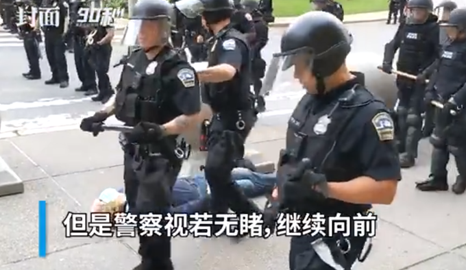 美国警察美国一白人老头被警察推倒，躺地头破流血被无视，警方称他“绊倒的”