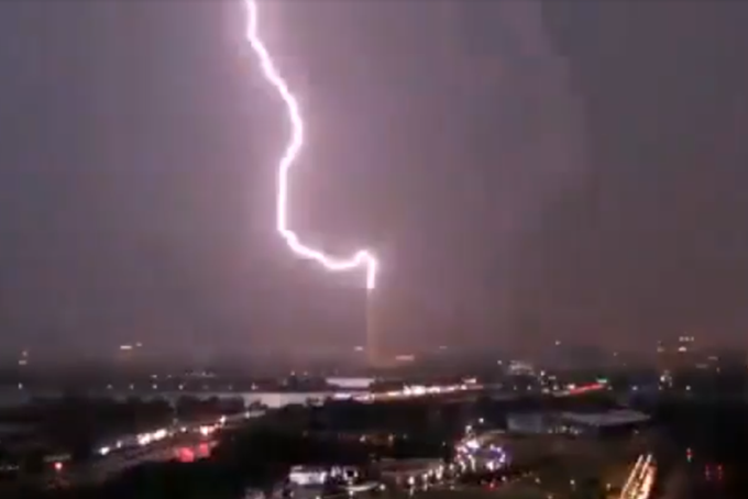 抗议巨大闪电划过黑夜击中华盛顿纪念碑，抗议者：上帝在支持我们