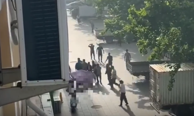 见义勇为男子救跳楼者被砸伤，妻女ICU外守护，如今已恢复意识