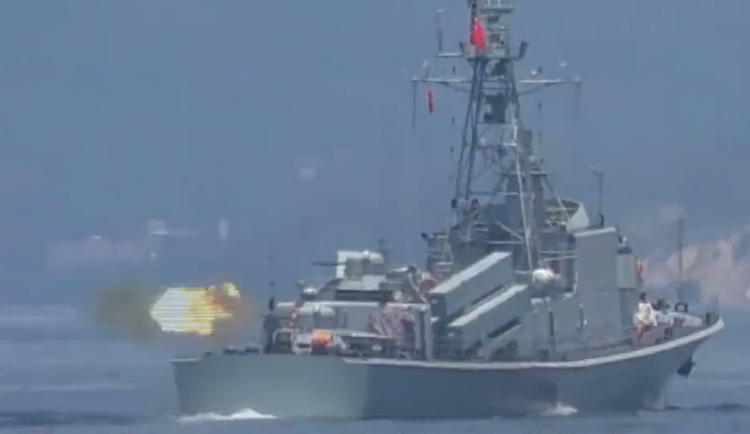 热点现场画面震撼！驻港部队海上实弹射击训练，一声令下数十发炮弹喷射