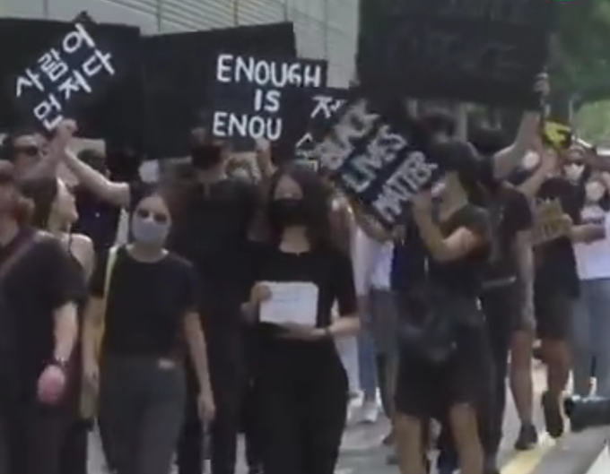 韩国蔓延多国！韩国也爆发抗议活动，数百人走上街头还有人下跪