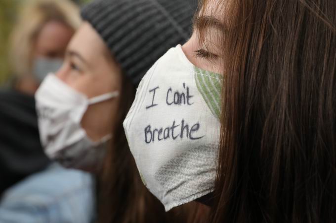 种族歧视“跪杀”黑人警察即将受审，全美示威游行仍在继续，但气氛稍缓