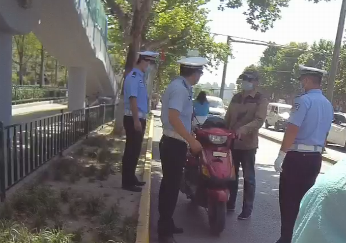 头盔法网恢恢！男子持枪抢劫逃亡23年，如今因没戴头盔被查被捕