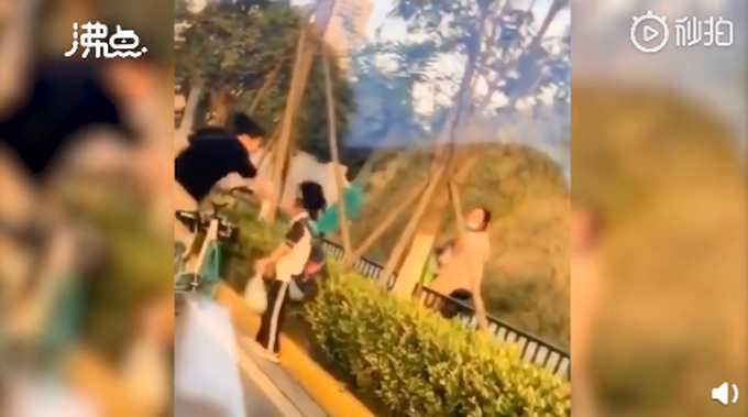 可恶！女子用自行车撞击并掌掴女童，网友集体愤怒