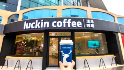 新开江豚守护主题店、上线新品系列，瑞幸咖啡燃起“夏日攻势”