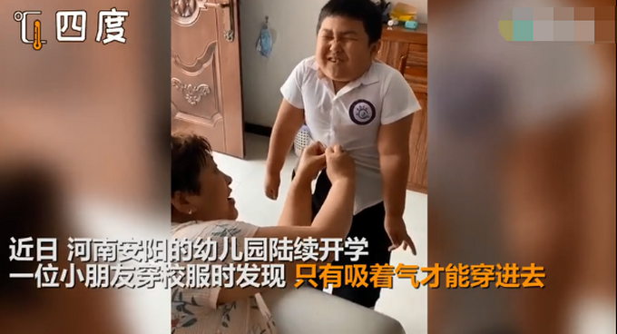 推荐小朋友长胖后穿不上园服，为穿上衣服小脸都在使劲！网友：太拼了