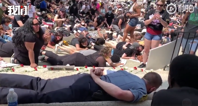 推荐美国一警察局长摆出被捕姿势8分钟，八成受访美国人认为国家已失控