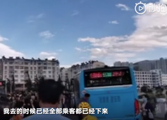 推荐大理公交车发生车祸险坠桥，目击者：掉下来会砸到下面马路上