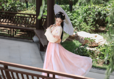 当敦煌壁画遇见汉服，拼多多邀你品味国潮艺术新风尚