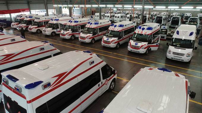 救护车请为生命让道！一私家车遇救护车不避让，通报和罚单都来了