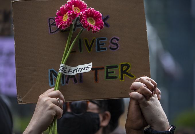 种族歧视民众继续举行和平示威，美国民警卫队从多城撤离