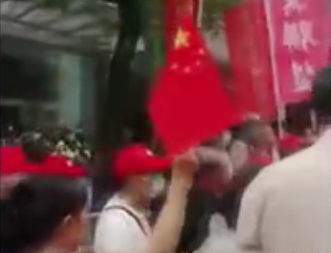 台湾日本要给钓鱼岛改名，台民众举五星红旗抗议，蔡英文被批“龟缩”