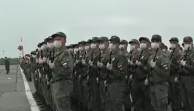 俄罗斯俄罗斯红场阅兵戴口罩彩排，训练场也要消毒