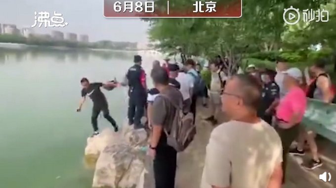北京一工作人员劝阻游客反被推下水，围观者竟欢呼鼓掌？