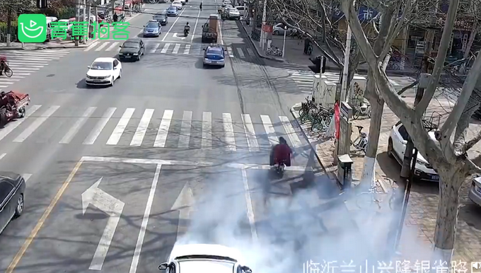 推荐恋爱1个月花了9000元，山东一男子为报复装遥控引燃前女友汽车