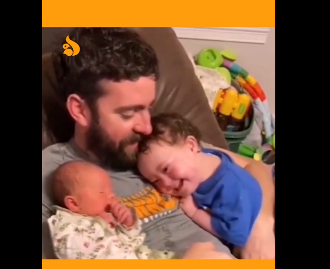 推荐太暖了！当患有唐氏的哥哥看到妹妹，一个动作让网友心都化了