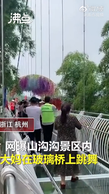 推荐大妈景区玻璃桥上跳广场舞，保安劝都劝不住：桥要断了