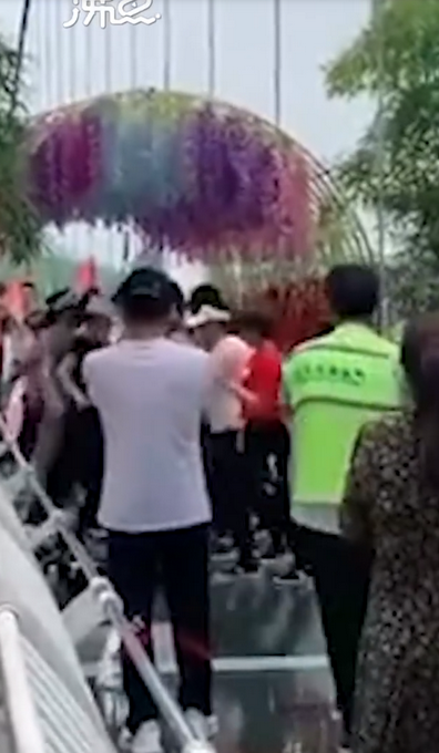 推荐大妈景区玻璃桥上跳广场舞，保安劝都劝不住：桥要断了