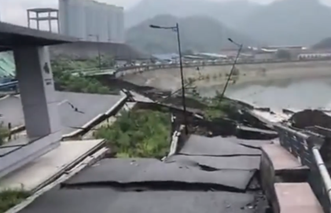 塌陷杭州萧山一处江堤开裂约60米，树木倒伏护栏断开