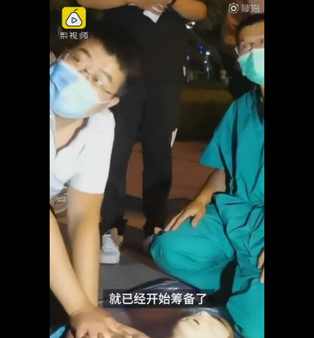 推荐援鄂医疗队医生成特殊“摊主”，别人摆摊挣钱，他摆摊救命！