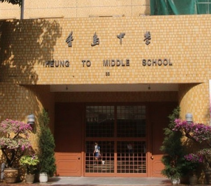 推荐香港教师未禁学生奏乱港歌曲，校方强硬表态不续约：我们是爱国学校