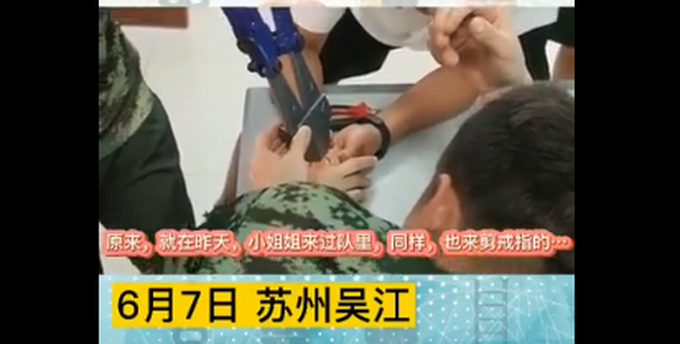 推荐女孩48小时内两次求助消防剪戒指，原因让人哭笑不得，消防小哥都乐了