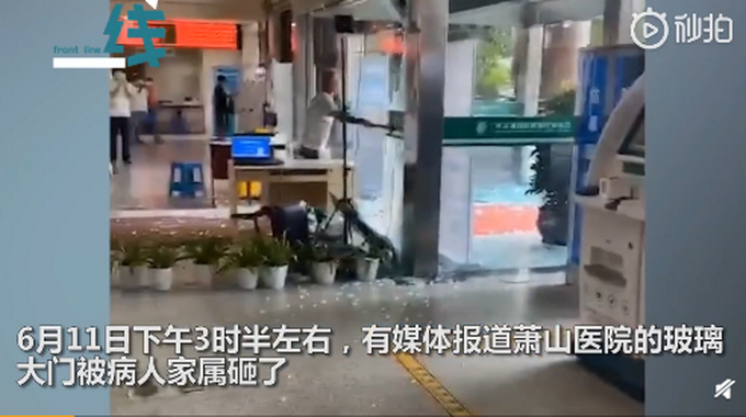 新生儿死亡后家属砸医院大门，当众怒吼质疑“钳子钳死的”！警方已介入